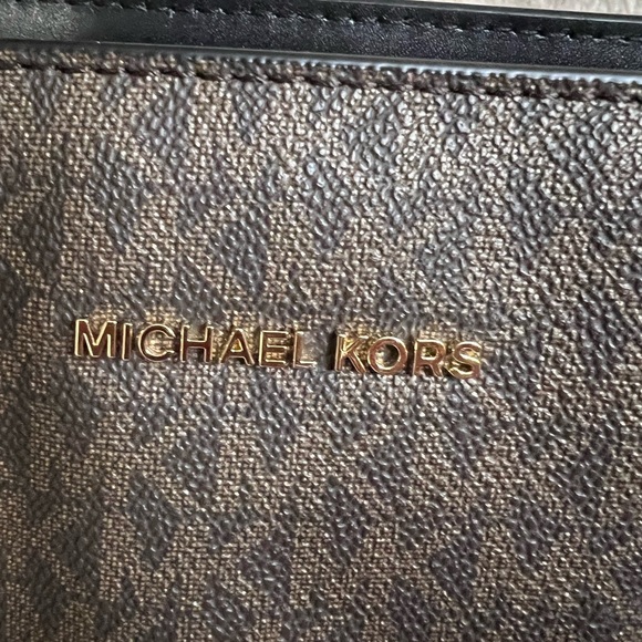 Michael Kors
Signature Logo Voyager Colorblock East West Tote Bag - Picture 10 of 11